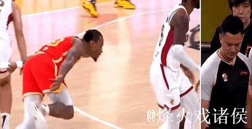 刘东推倒雷琼-塔克，山西挑战后裁判维持原判&判罚进攻犯规