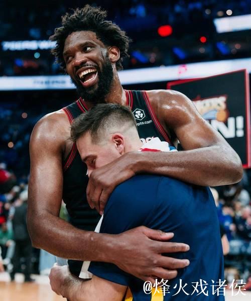 聊什么呢？76人官媒晒恩比德与哈利伯顿交谈照：赛后见面会